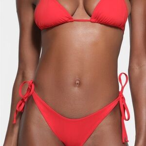 Skims signature triangle top (ruby, size M)